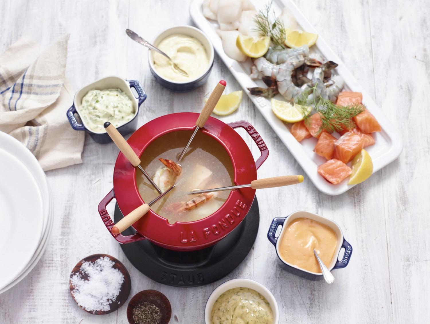 Fondue Set Kirsch-Rot m. 2 Griffen, rund. 16cm in Rot präsentiert im Onlineshop von KAQTU Design AG. Geschirr ist von Staub