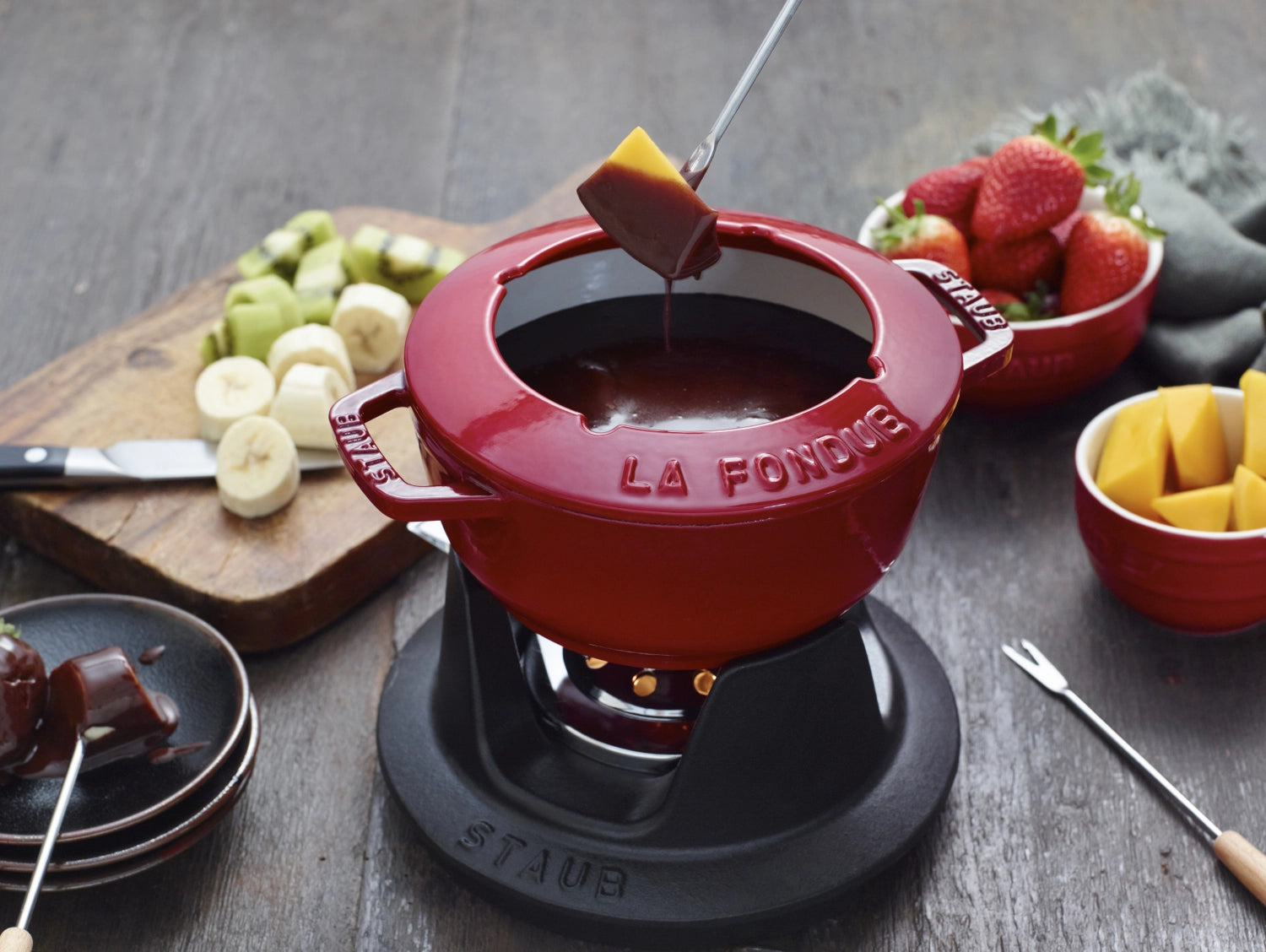 Fondue Set Kirsch-Rot m. 2 Griffen, rund. 16cm in Rot präsentiert im Onlineshop von KAQTU Design AG. Geschirr ist von Staub