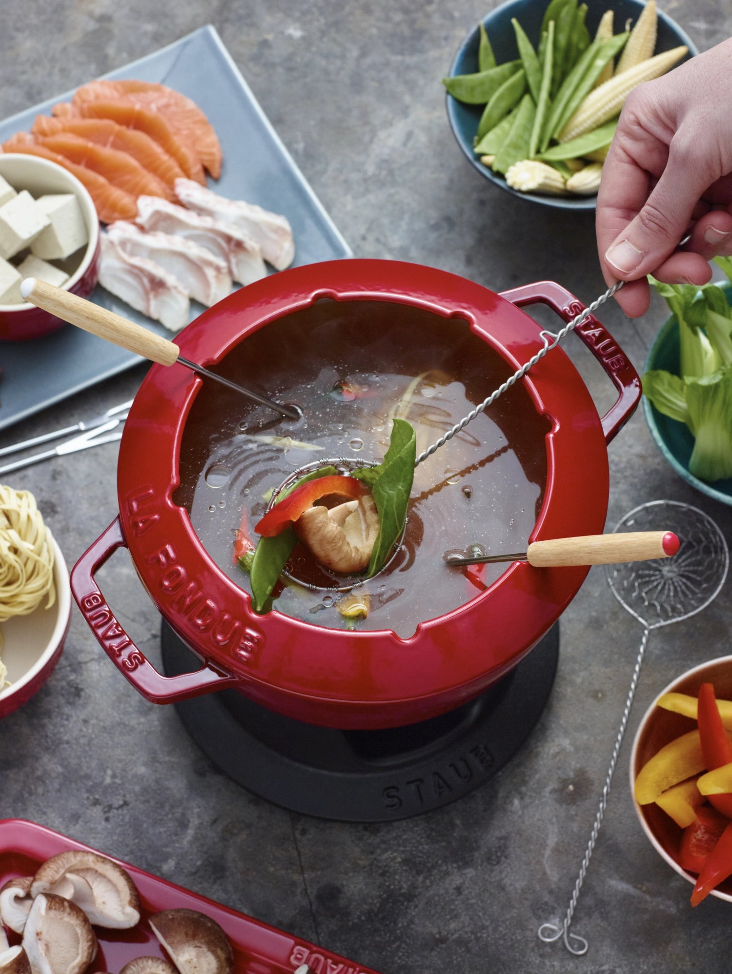 Fondue Set Kirsch-Rot m. 2 Griffen, rund. 18cm in Rot präsentiert im Onlineshop von KAQTU Design AG. Geschirr ist von Staub