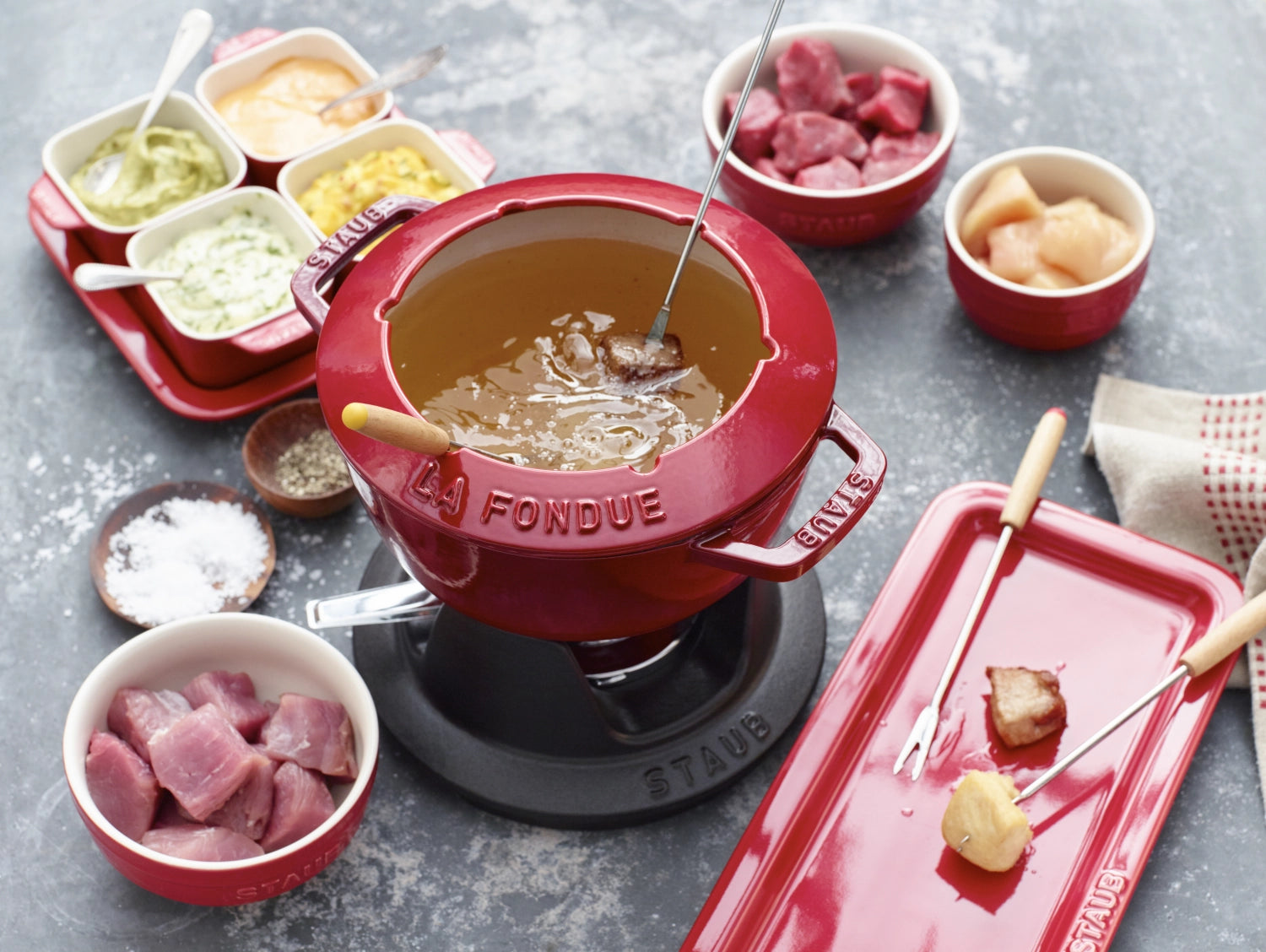 Fondue Set Kirsch-Rot m. 2 Griffen, rund. 18cm in Rot präsentiert im Onlineshop von KAQTU Design AG. Geschirr ist von Staub