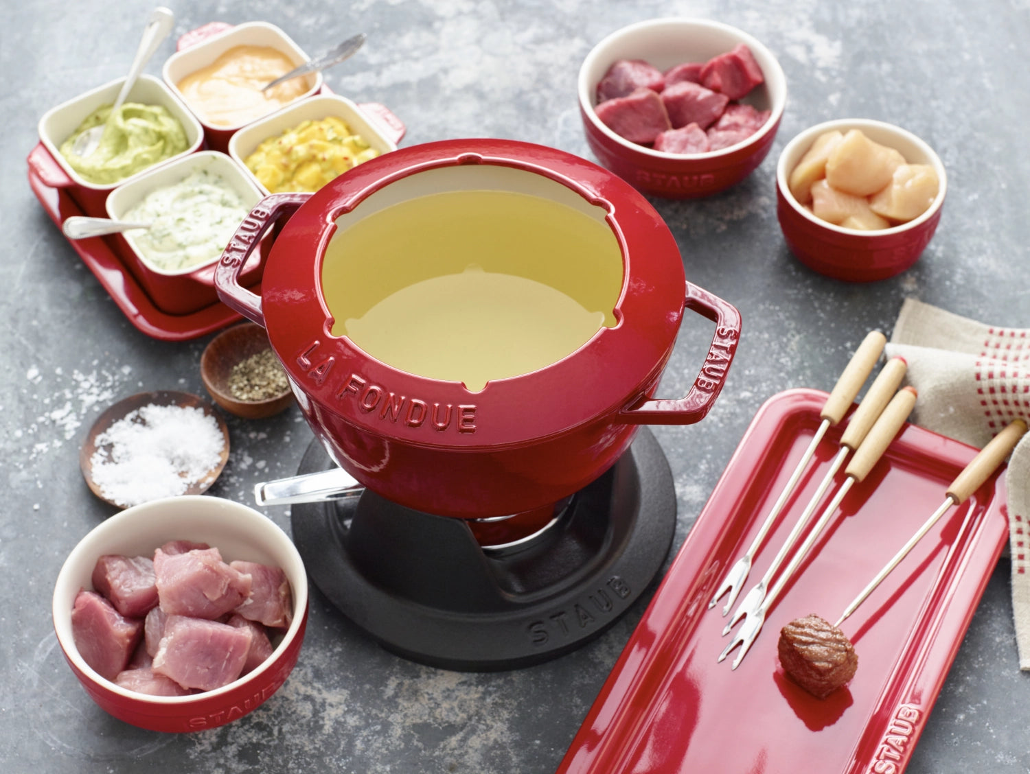 Fondue Set Kirsch-Rot m. 2 Griffen, rund. 18cm in Rot präsentiert im Onlineshop von KAQTU Design AG. Geschirr ist von Staub