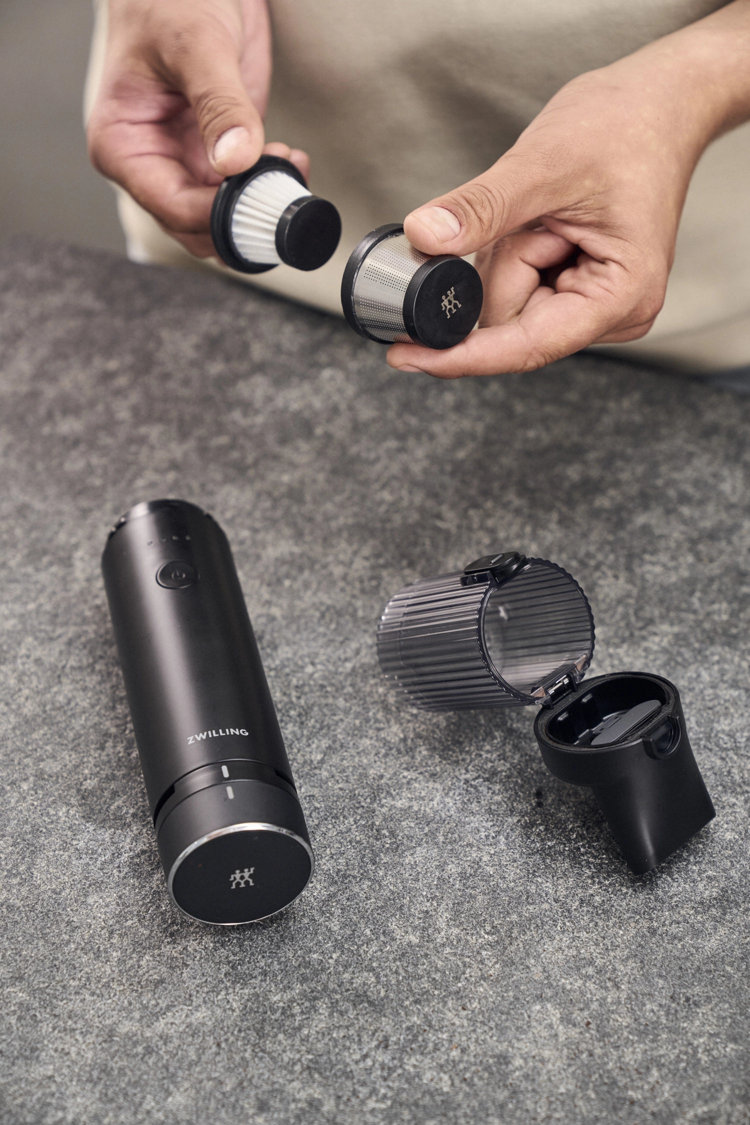 Xtend Akku Handstaubsauger Starter Set von Zwilling, leistungsstark und kabellos, ideal für die schnelle Reinigung in der Küche.