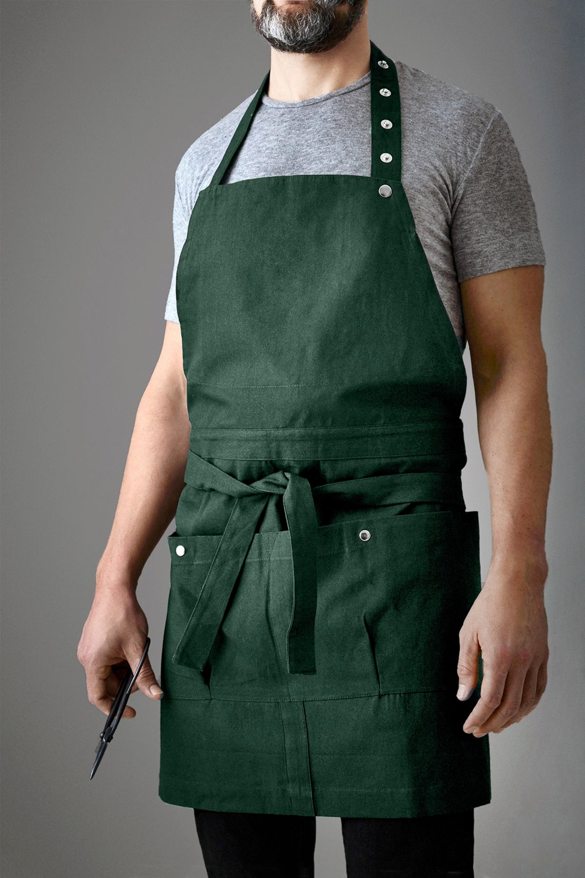 Creative Kochschürze 100x74cm dark green Biobaumwolle in Grün präsentiert im Onlineshop von KAQTU Design AG. Haushaltshilfen ist von The Organic Company