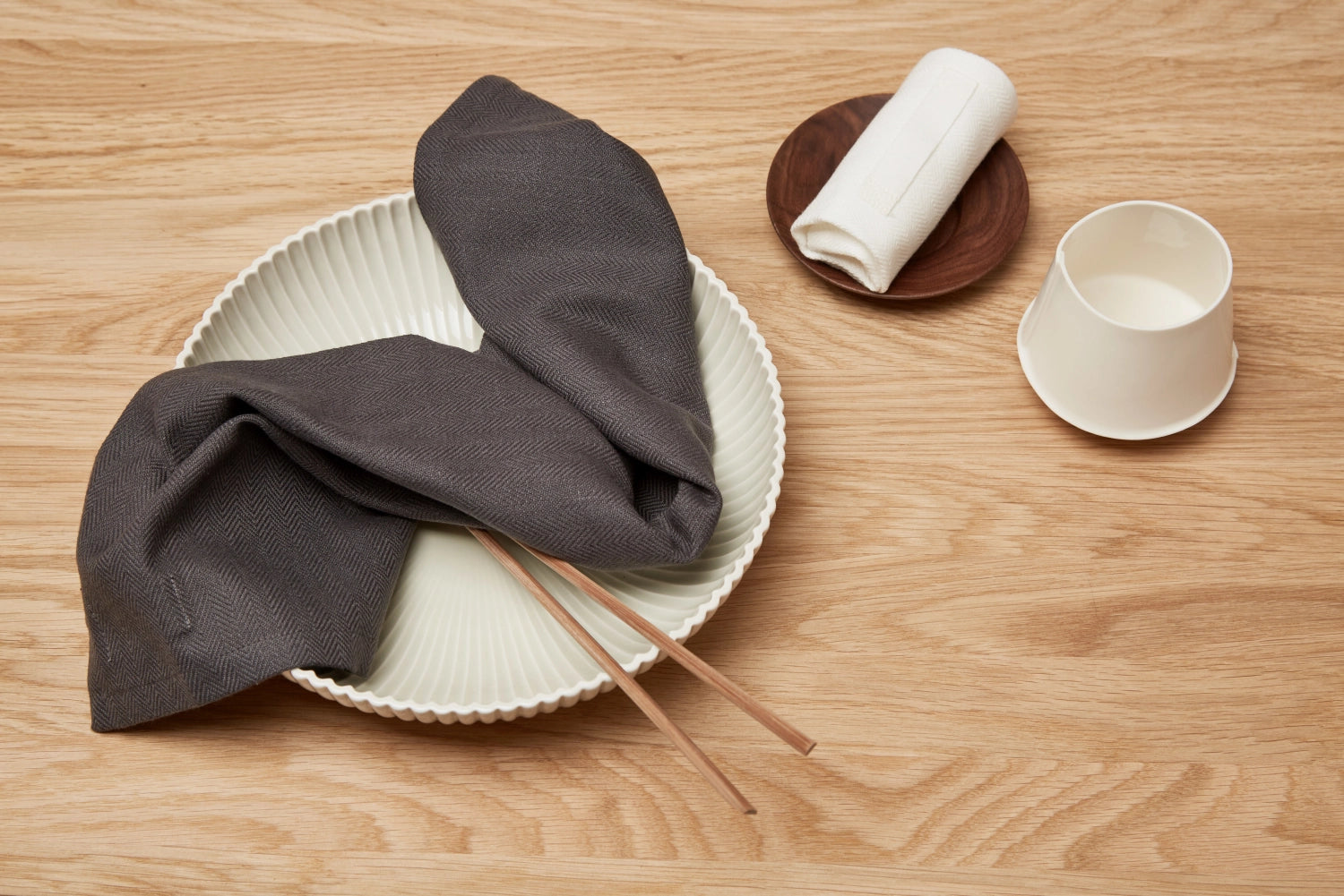 Dinner 4er Set Stoffserviette 35x40cm dark grey Biobaumwolle in Grau präsentiert im Onlineshop von KAQTU Design AG. Servietten ist von The Organic Company