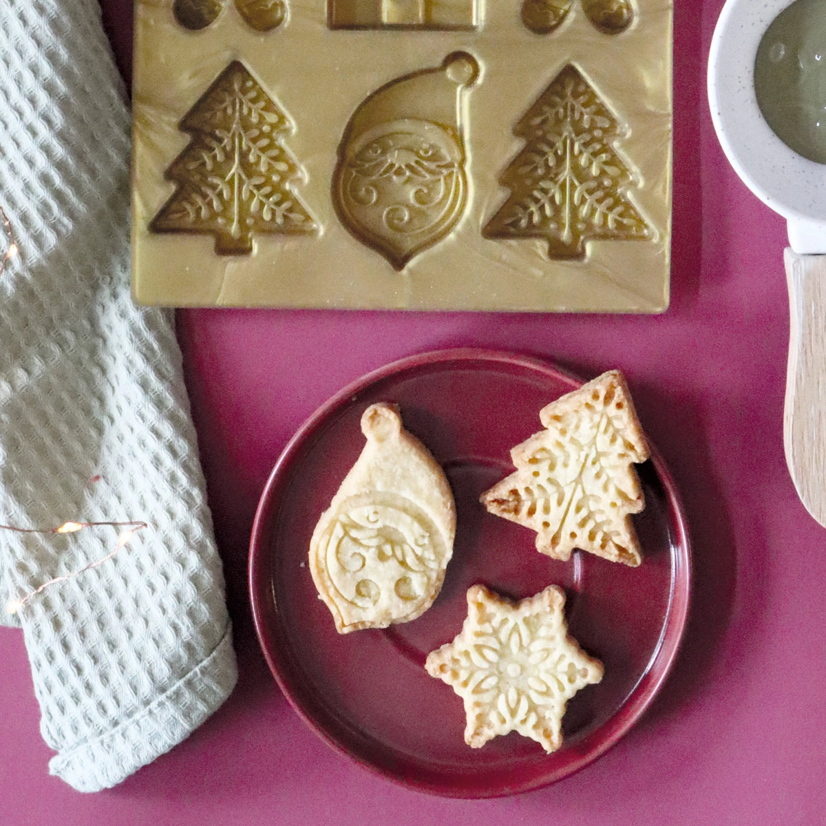 Backform für 12 Weihnachtskekse Silikon in Beige präsentiert im Onlineshop von KAQTU Design AG. Backform / Backblech ist von Scrap Cooking