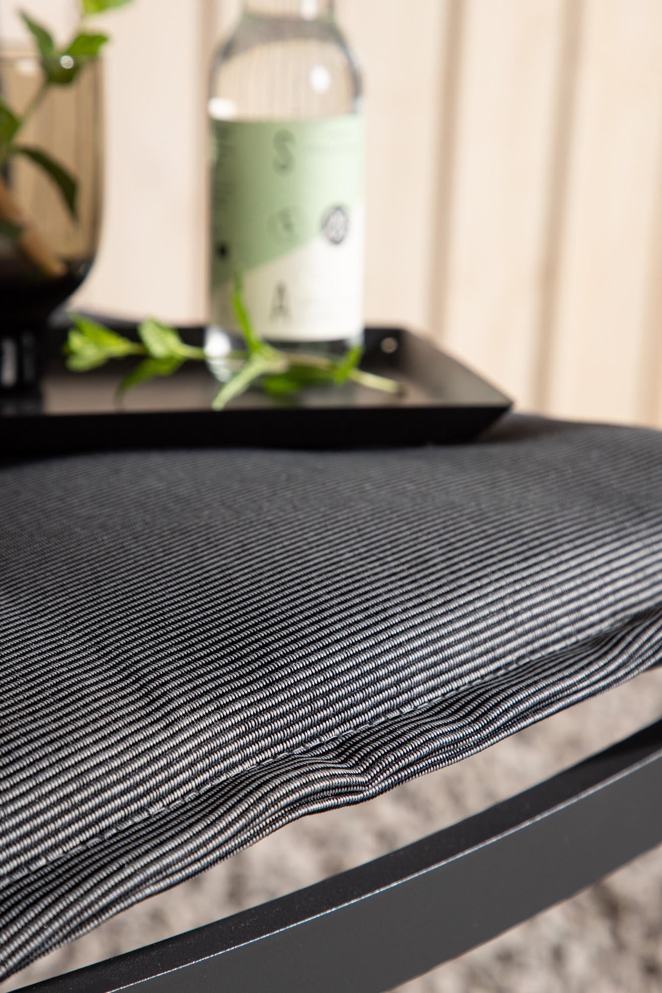 Fura Kissen in Hellgrau präsentiert im Onlineshop von KAQTU Design AG. Sitzkissen ist von Venture Home