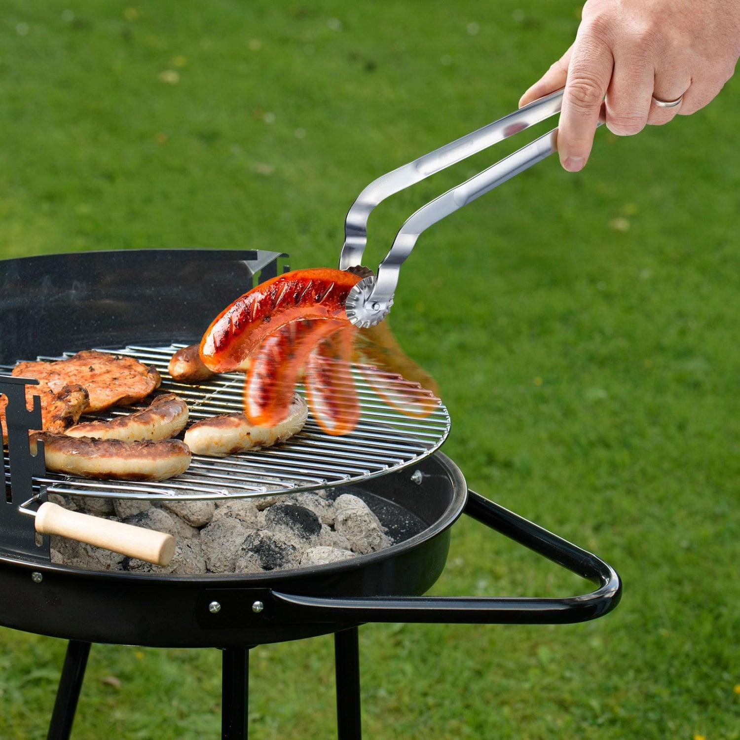 TwistMaster Grill-/Wurstzange von Westmark, ideal zum Wenden und Servieren von Grillgut, ergonomisches Design für optimalen Halt.