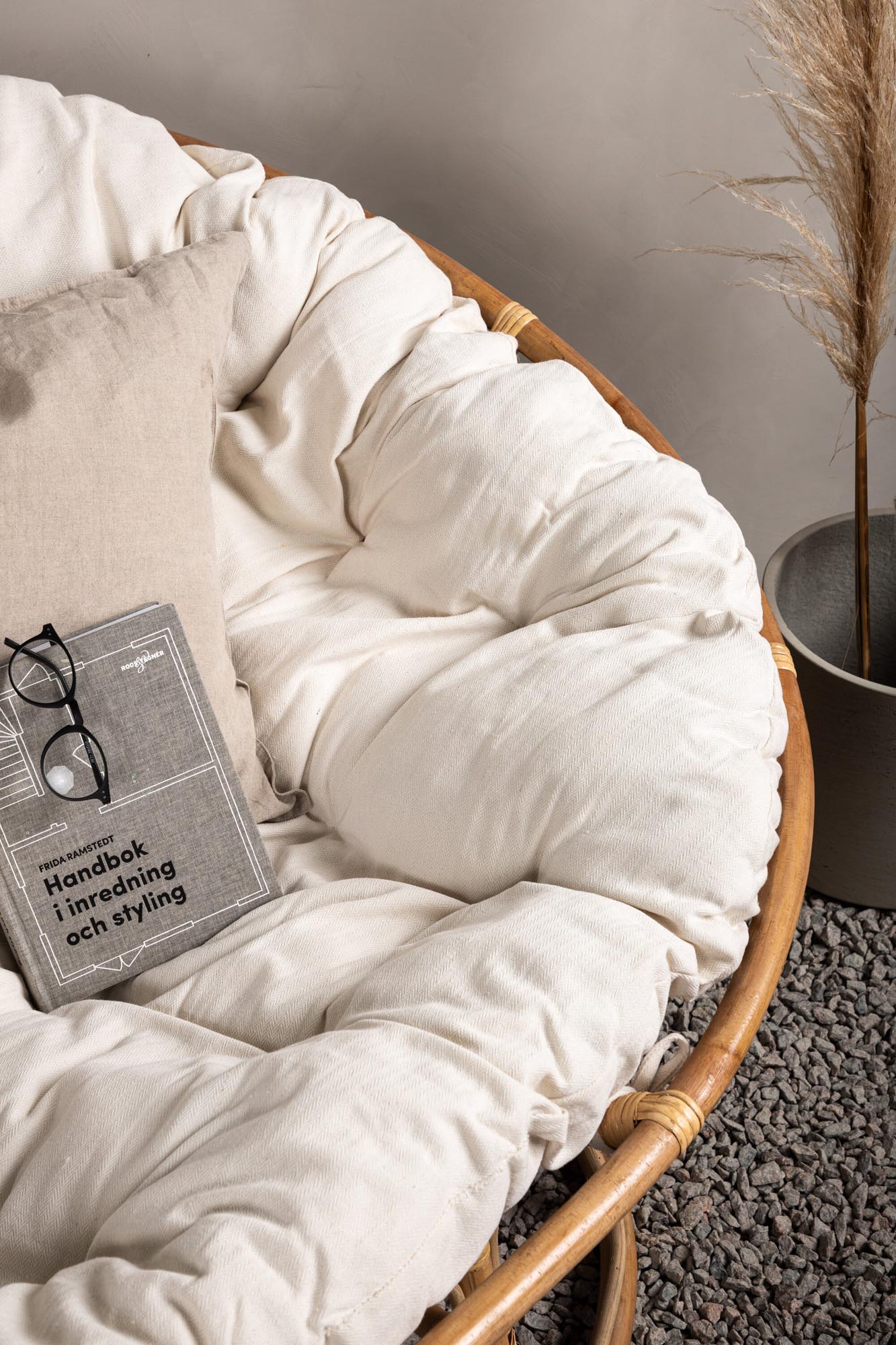 Die Mamasan Sonnenlounge von Venture Home bietet stilvollen Komfort für entspannte Stunden im Freien.