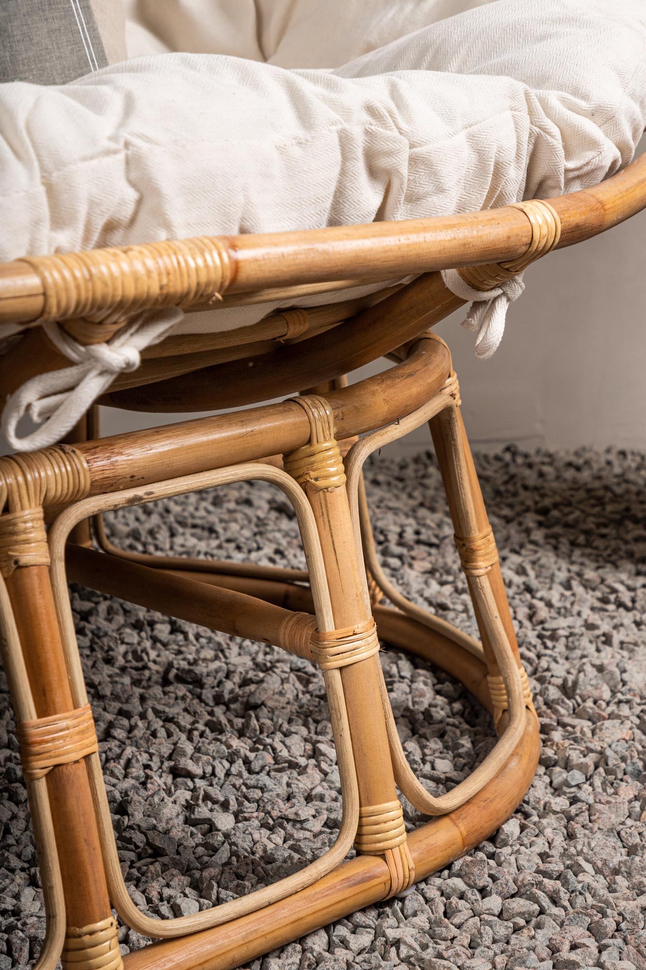 Die Mamasan Sonnenlounge von Venture Home vereint stilvolles Design und Komfort für entspannte Outdoor-Momente.