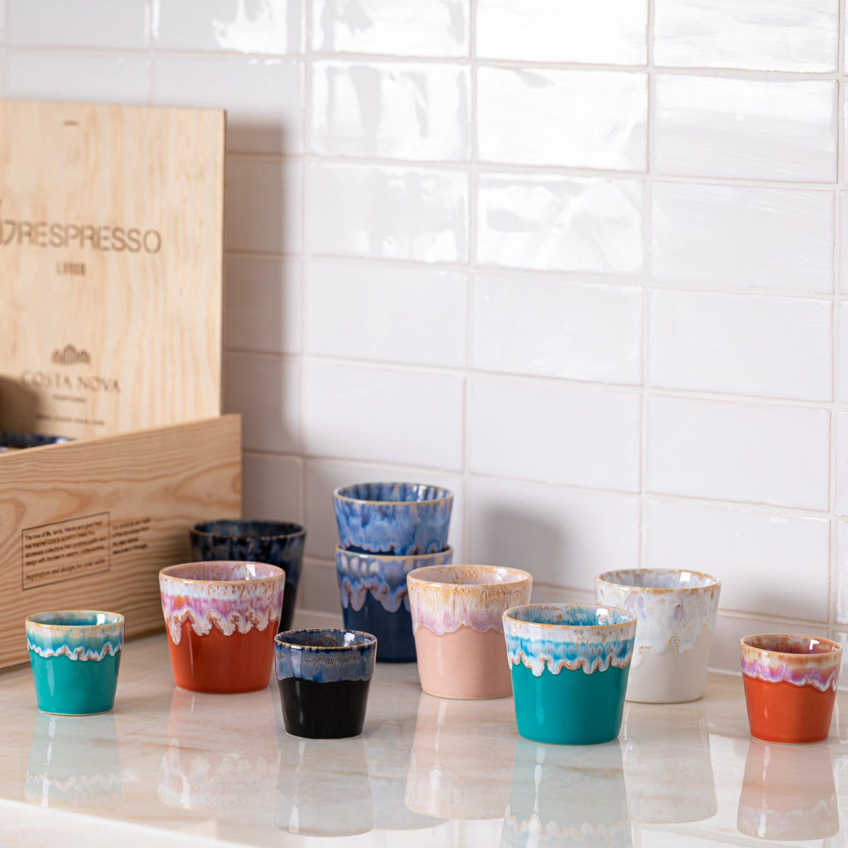 24er Set Grespresso Holzgeschenkbox Kaffeetasse 190ml multi in Mehrfarbig präsentiert im Onlineshop von KAQTU Design AG. Tasse ist von Costa Nova