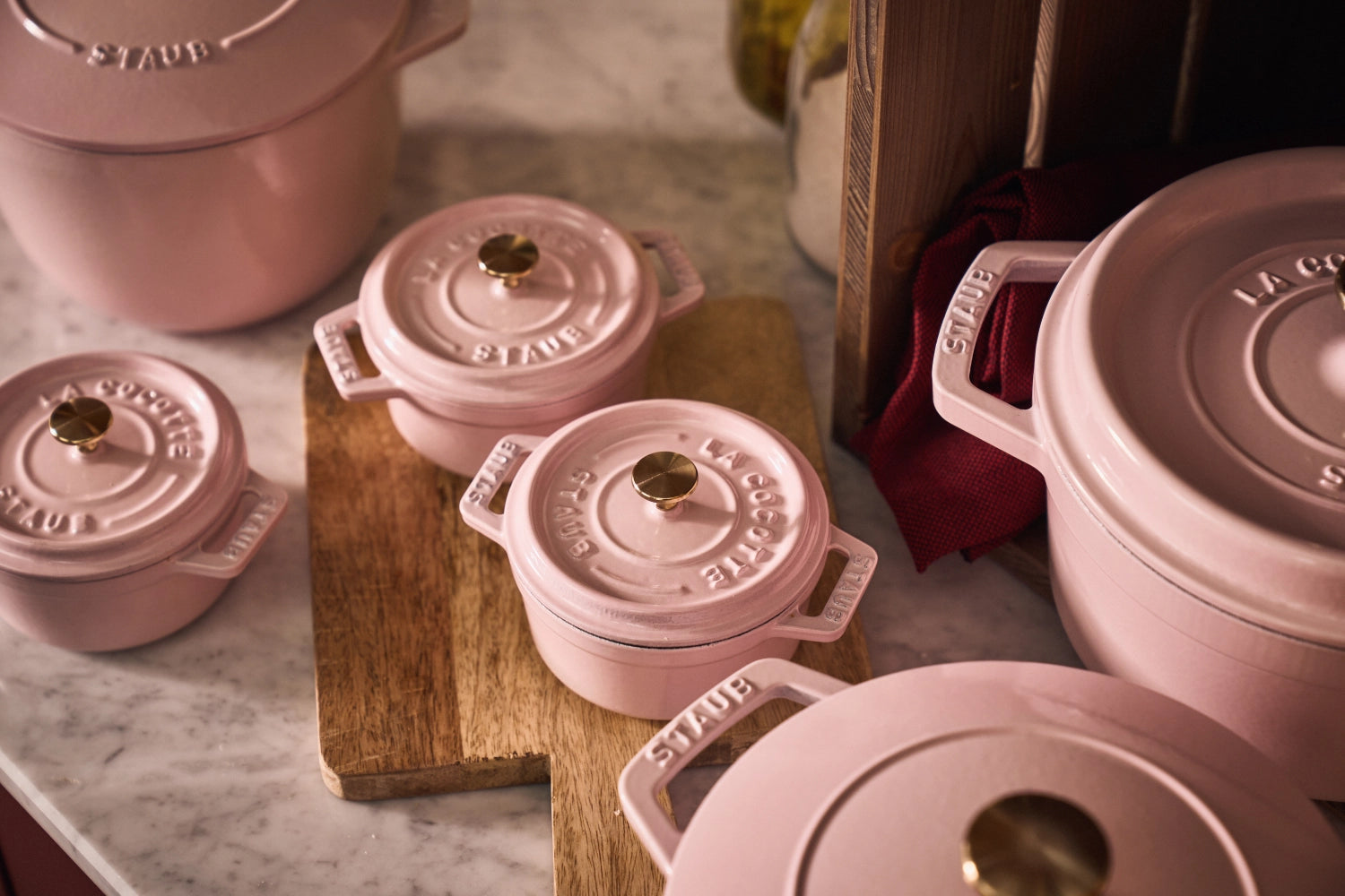 Runde Cocotte von Staub in Sorbet Rose, 26 cm, aus Gusseisen, 5.25 l, ideal für schmackhafte Gerichte und stilvolle Tischpräsentation.