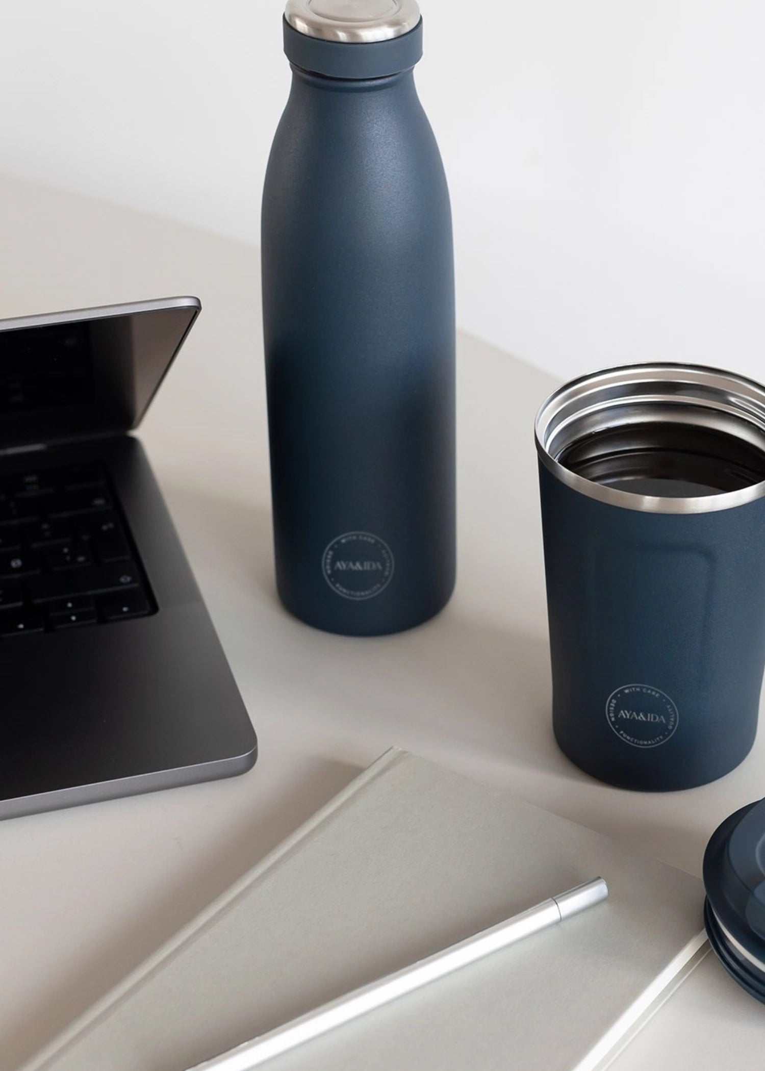 Trinkflasche 500ml Navy Blue in Blau präsentiert im Onlineshop von KAQTU Design AG. Trinkflaschen ist von AYA&IDA