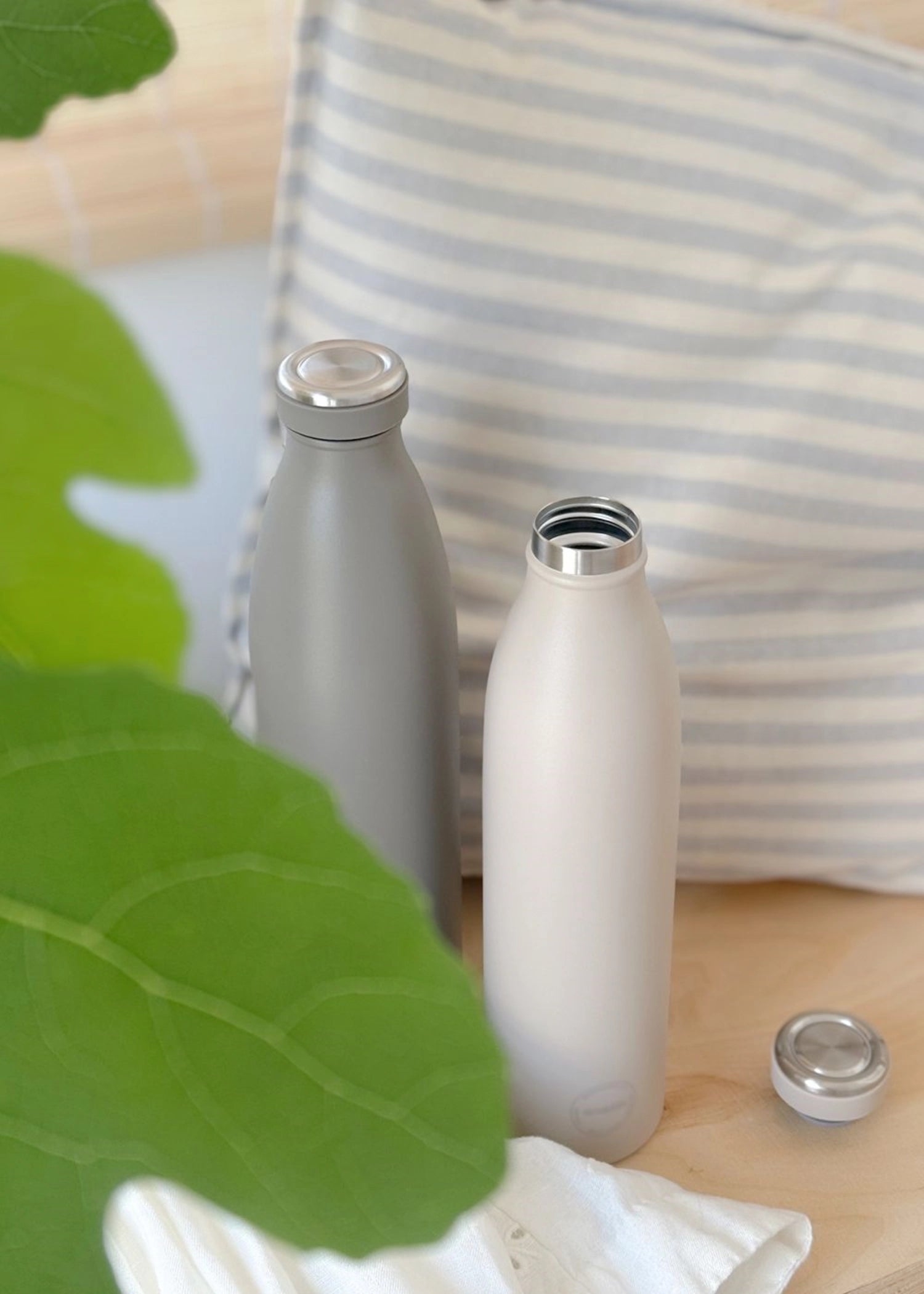 Elegante 750ml Trinkflasche in Cream Beige von AYA&IDA, ideal für unterwegs und umweltfreundlich. Perfekt für jeden Anlass.