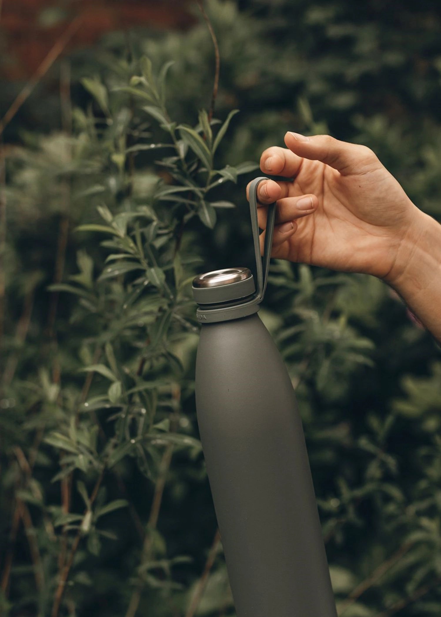Stylische 1000ml Trinkflasche in Tropical Green von AYA&IDA, ideal für unterwegs und umweltfreundlich.