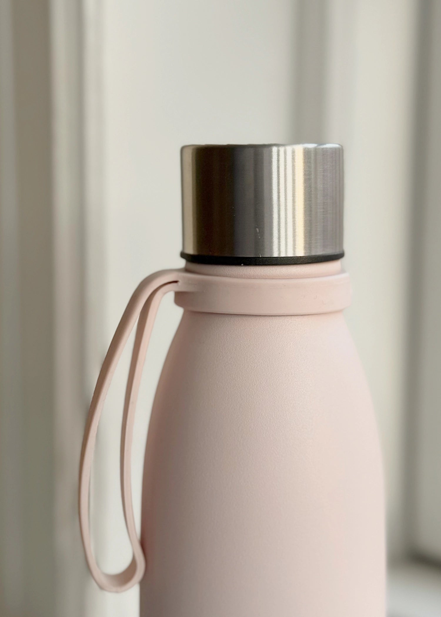 Sportdeckel Edelstahl in Grau präsentiert im Onlineshop von KAQTU Design AG. Zutaten ist von AYA&IDA