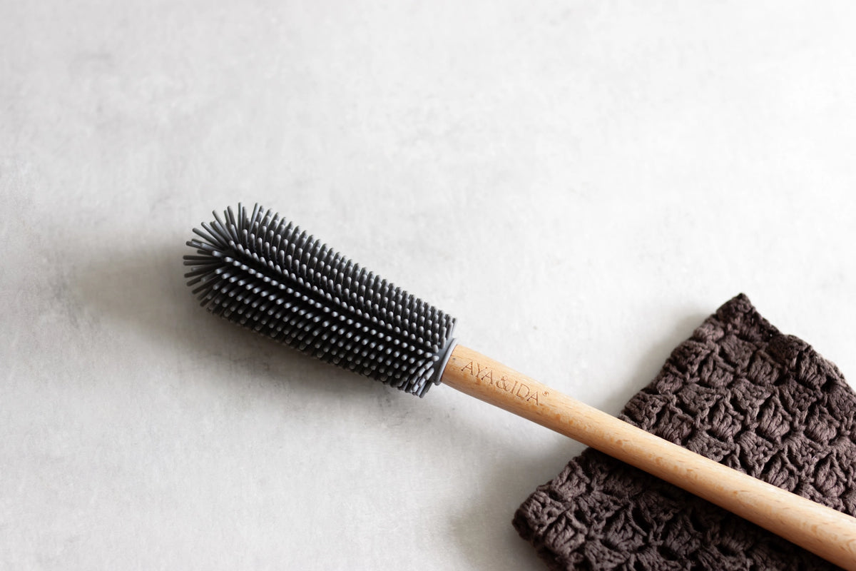Flaschenbürste Dark Grey in Grau präsentiert im Onlineshop von KAQTU Design AG. Zutaten ist von AYA&IDA
