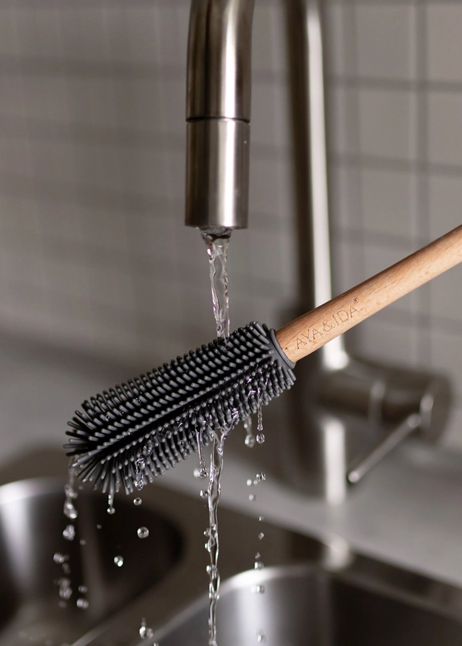 Flaschenbürste Dark Grey in Grau präsentiert im Onlineshop von KAQTU Design AG. Zutaten ist von AYA&IDA