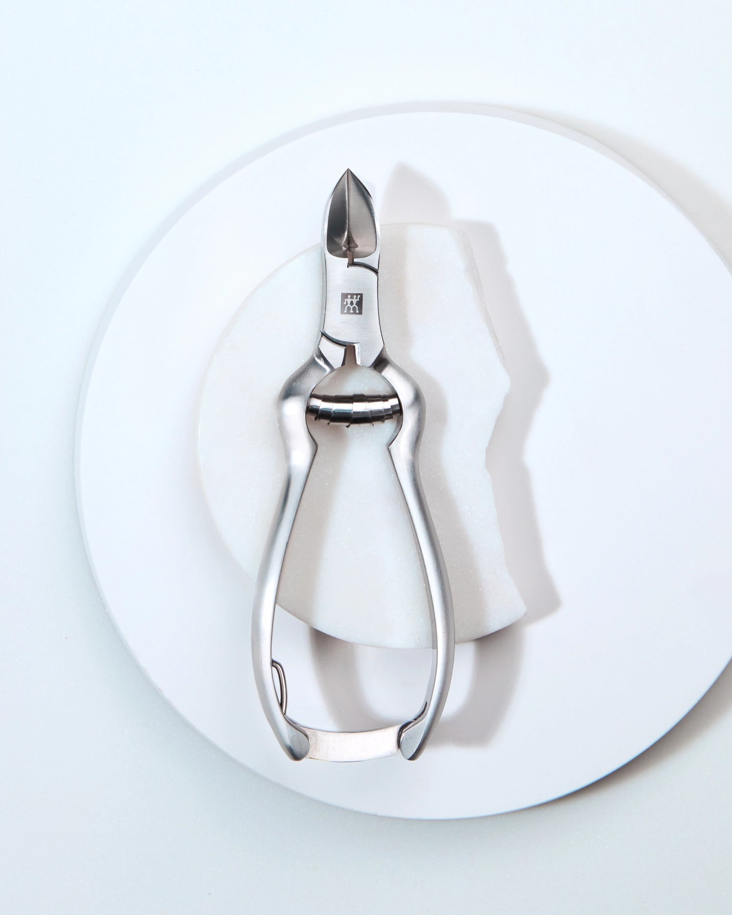 Premium Nagelzange mit Pufferfeder in Silber präsentiert im Onlineshop von KAQTU Design AG. Pflege ist von Zwilling Beauty