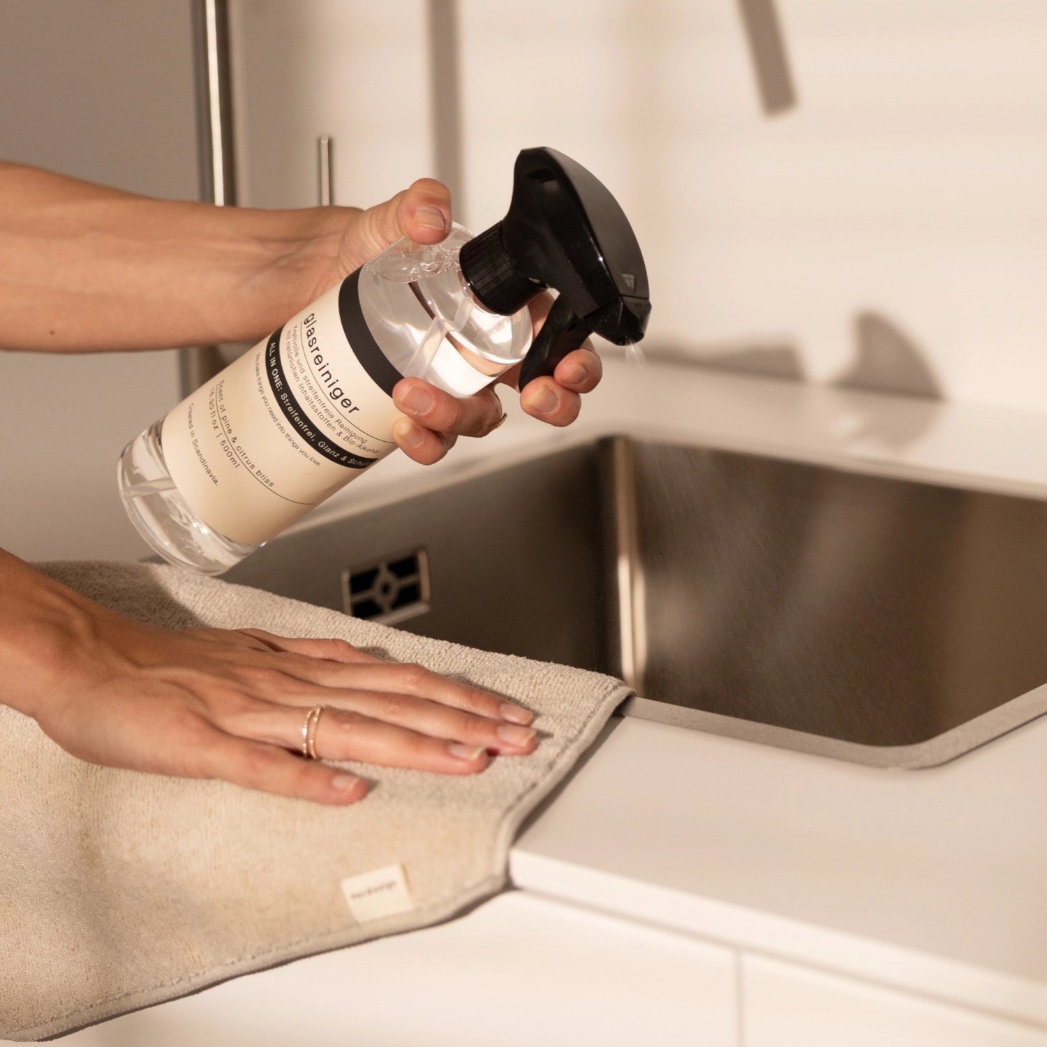 Glasreiniger 500ml in Schwarz präsentiert im Onlineshop von KAQTU Design AG. Abwasch ist von Nordesign