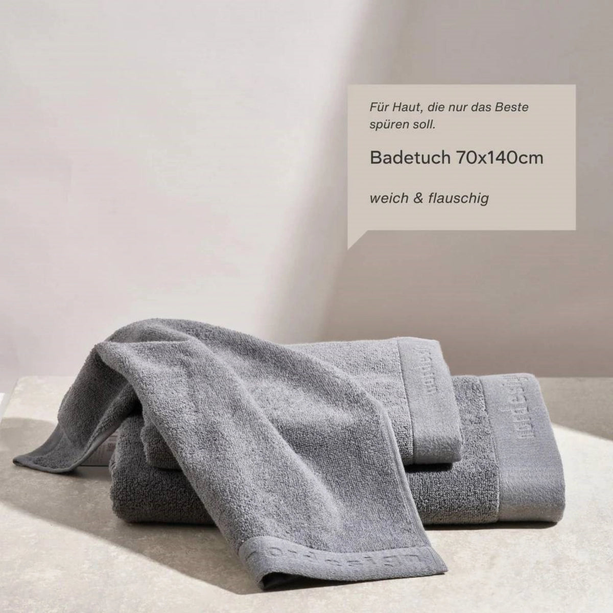 Badetuch 70x140cm dunkelgrau in Grau präsentiert im Onlineshop von KAQTU Design AG. Badetuch ist von Nordesign