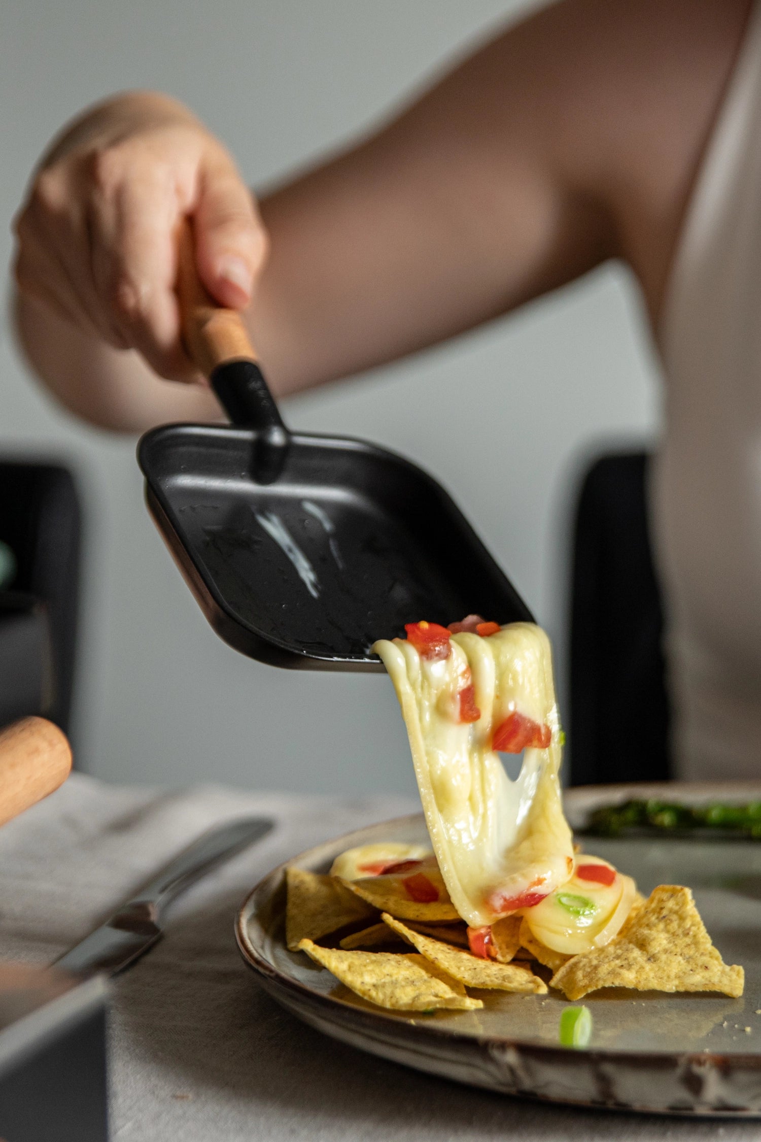 Party Raclette für 8 Personen 53.4x26cm H14.5cm Buche in Schwarz präsentiert im Onlineshop von KAQTU Design AG. Küchenhelfer ist von Boska