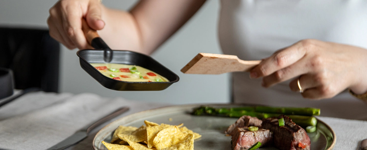 Party Raclette für 8 Personen 53.4x26cm H14.5cm Buche in Schwarz präsentiert im Onlineshop von KAQTU Design AG. Küchenhelfer ist von Boska