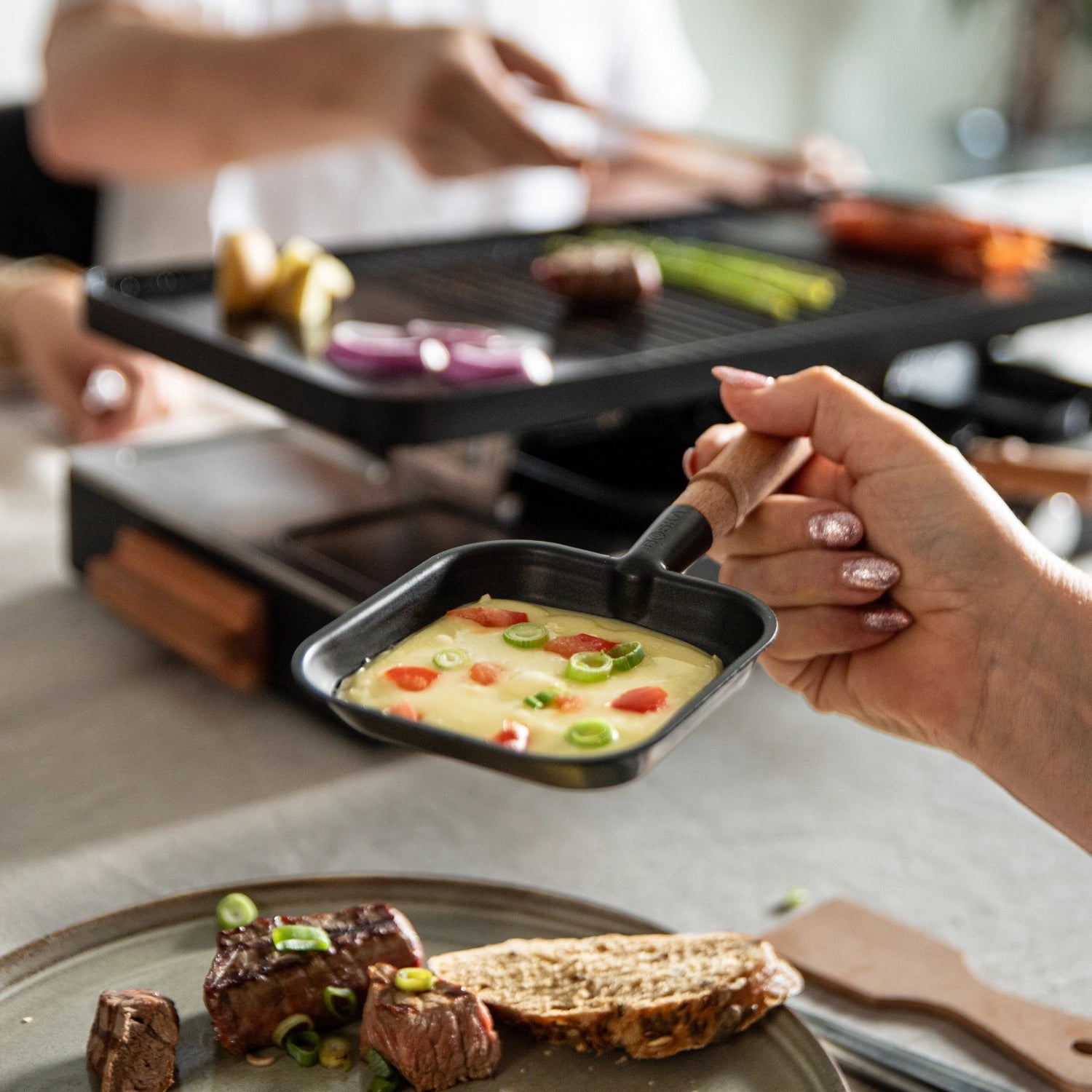 Party Raclette für 8 Personen 53.4x26cm H14.5cm Buche in Schwarz präsentiert im Onlineshop von KAQTU Design AG. Küchenhelfer ist von Boska