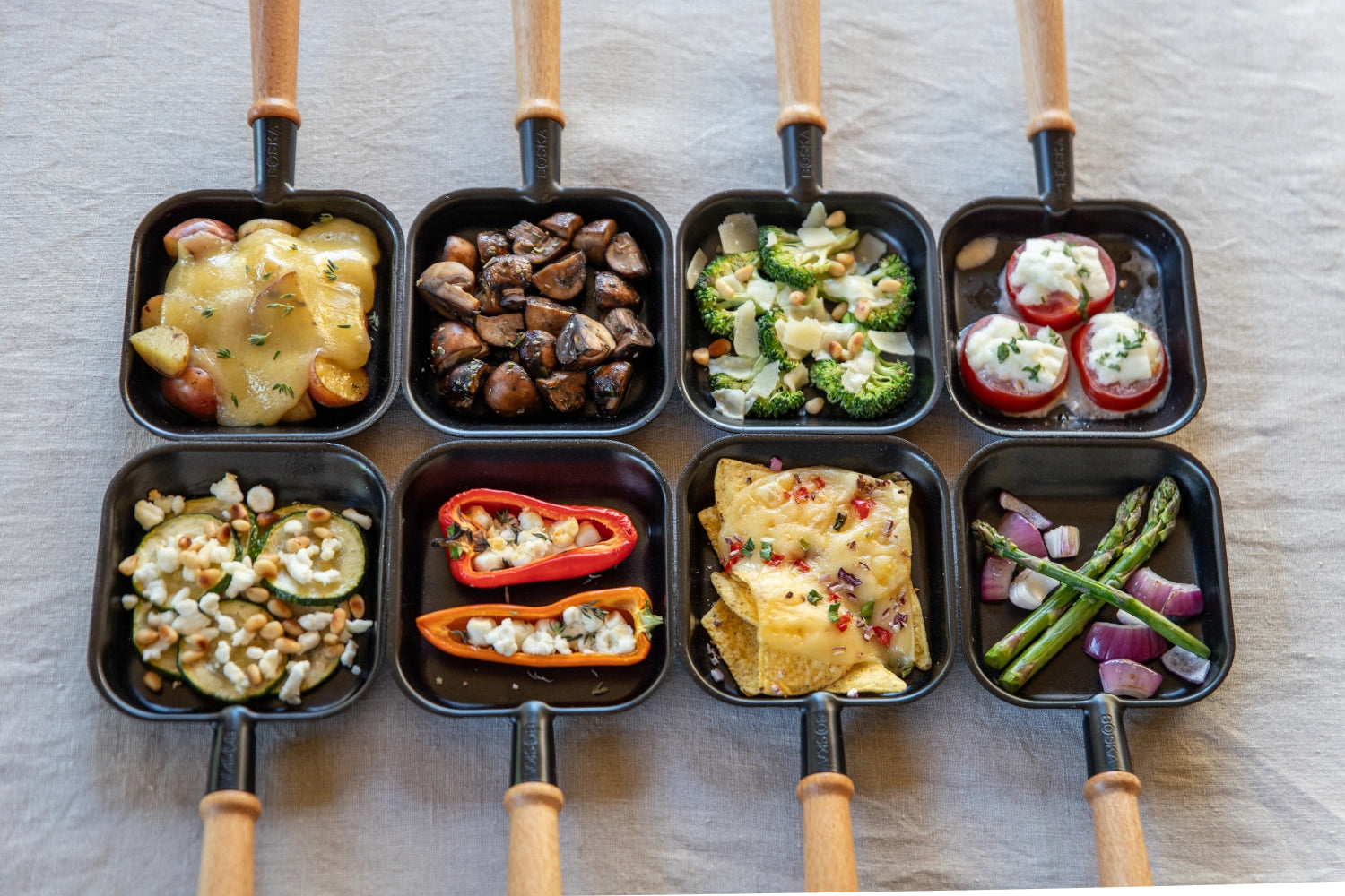 Party Raclette für 8 Personen 53.4x26cm H14.5cm Buche in Schwarz präsentiert im Onlineshop von KAQTU Design AG. Küchenhelfer ist von Boska