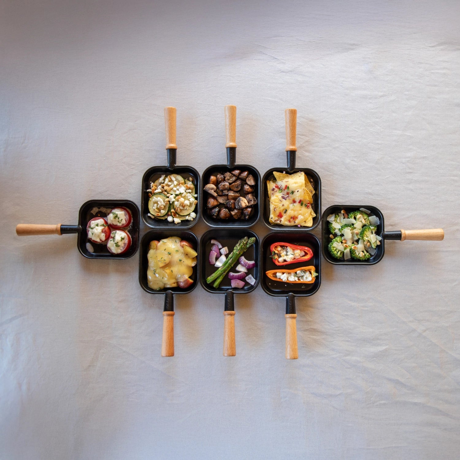 Party Raclette für 8 Personen 53.4x26cm H14.5cm Buche in Schwarz präsentiert im Onlineshop von KAQTU Design AG. Küchenhelfer ist von Boska