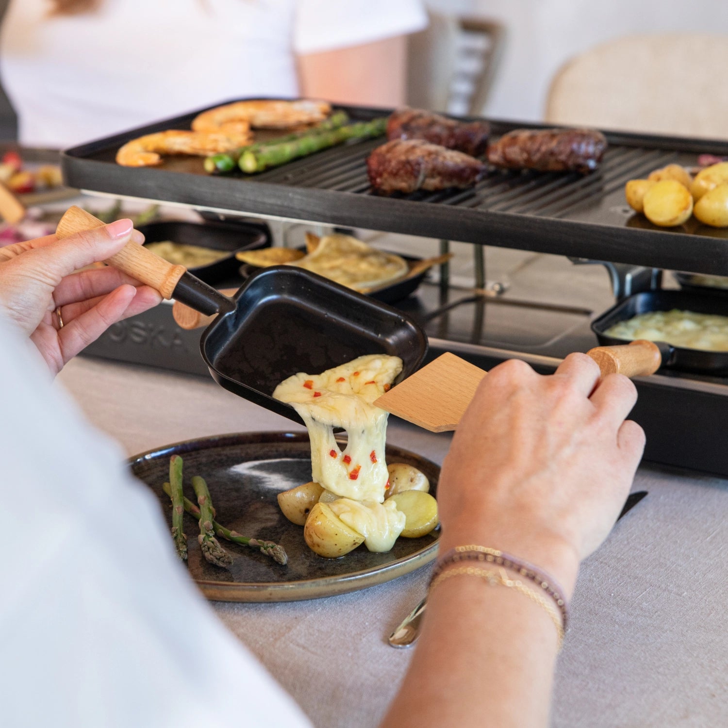 Party Raclette für 8 Personen 53.4x26cm H14.5cm Buche in Schwarz präsentiert im Onlineshop von KAQTU Design AG. Küchenhelfer ist von Boska