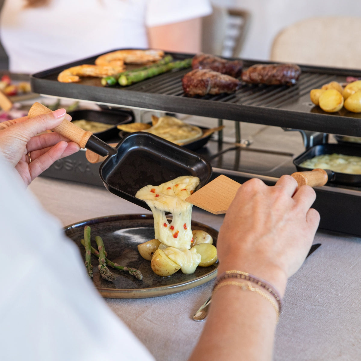 Party Raclette für 8 Personen 53.4x26cm H14.5cm Buche in Schwarz präsentiert im Onlineshop von KAQTU Design AG. Küchenhelfer ist von Boska