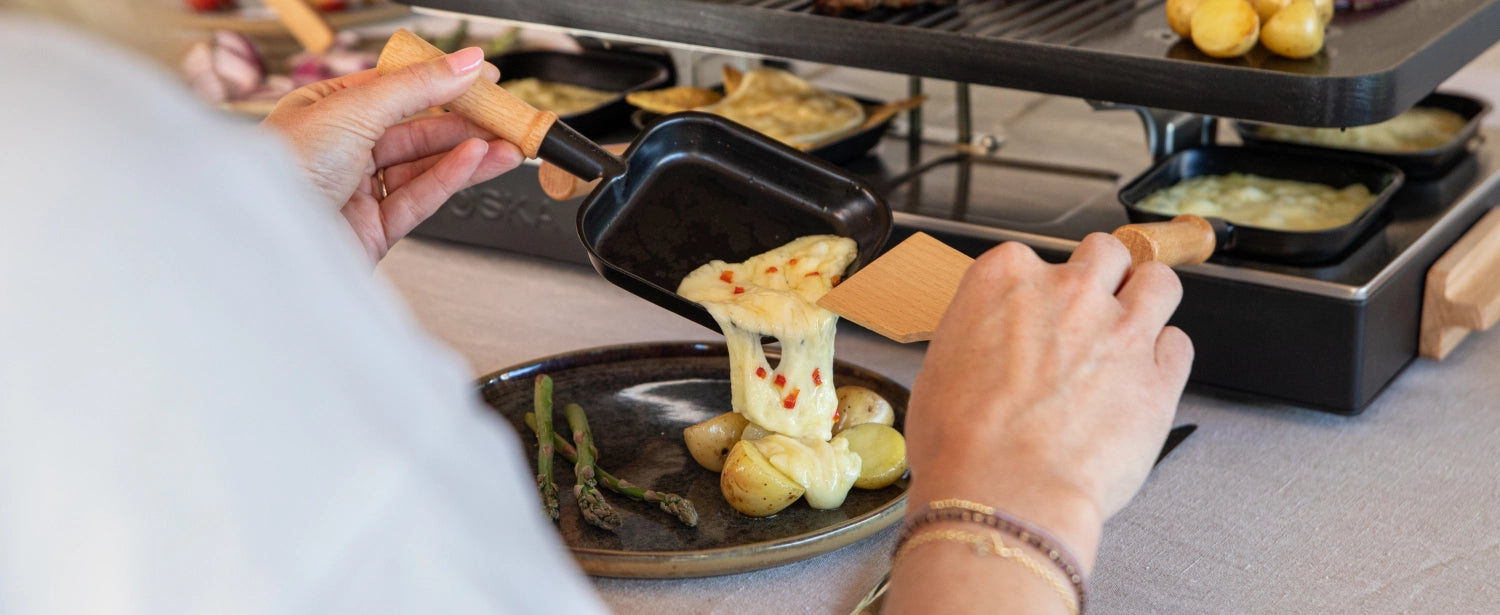 Party Raclette für 8 Personen 53.4x26cm H14.5cm Buche in Schwarz präsentiert im Onlineshop von KAQTU Design AG. Küchenhelfer ist von Boska