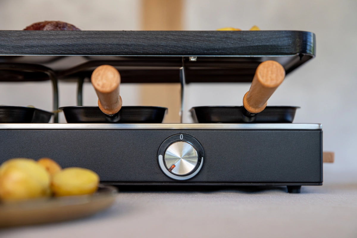 Party Raclette für 8 Personen 53.4x26cm H14.5cm Buche in Schwarz präsentiert im Onlineshop von KAQTU Design AG. Küchenhelfer ist von Boska