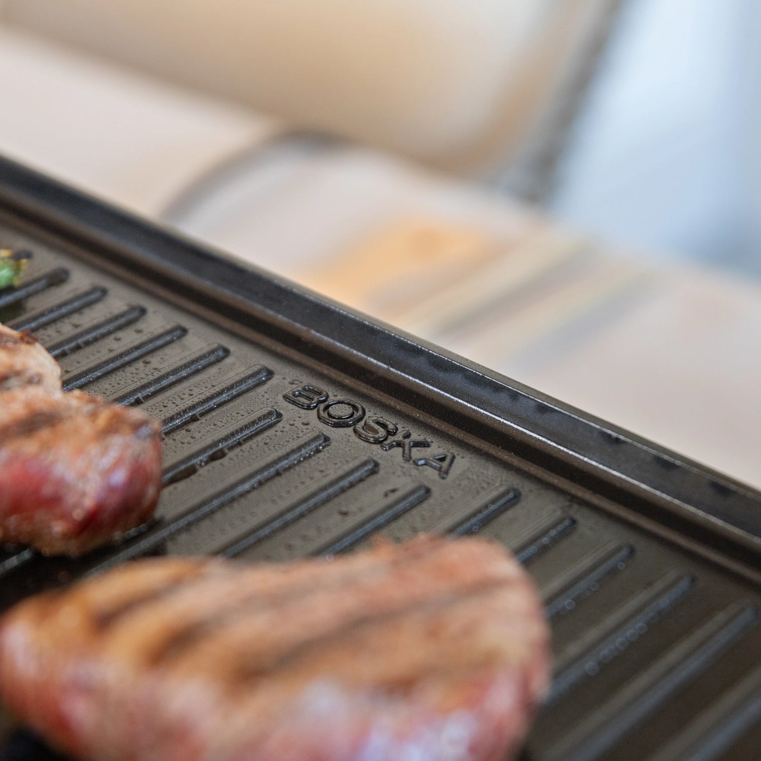 Party Raclette für 8 Personen 53.4x26cm H14.5cm Buche in Schwarz präsentiert im Onlineshop von KAQTU Design AG. Küchenhelfer ist von Boska