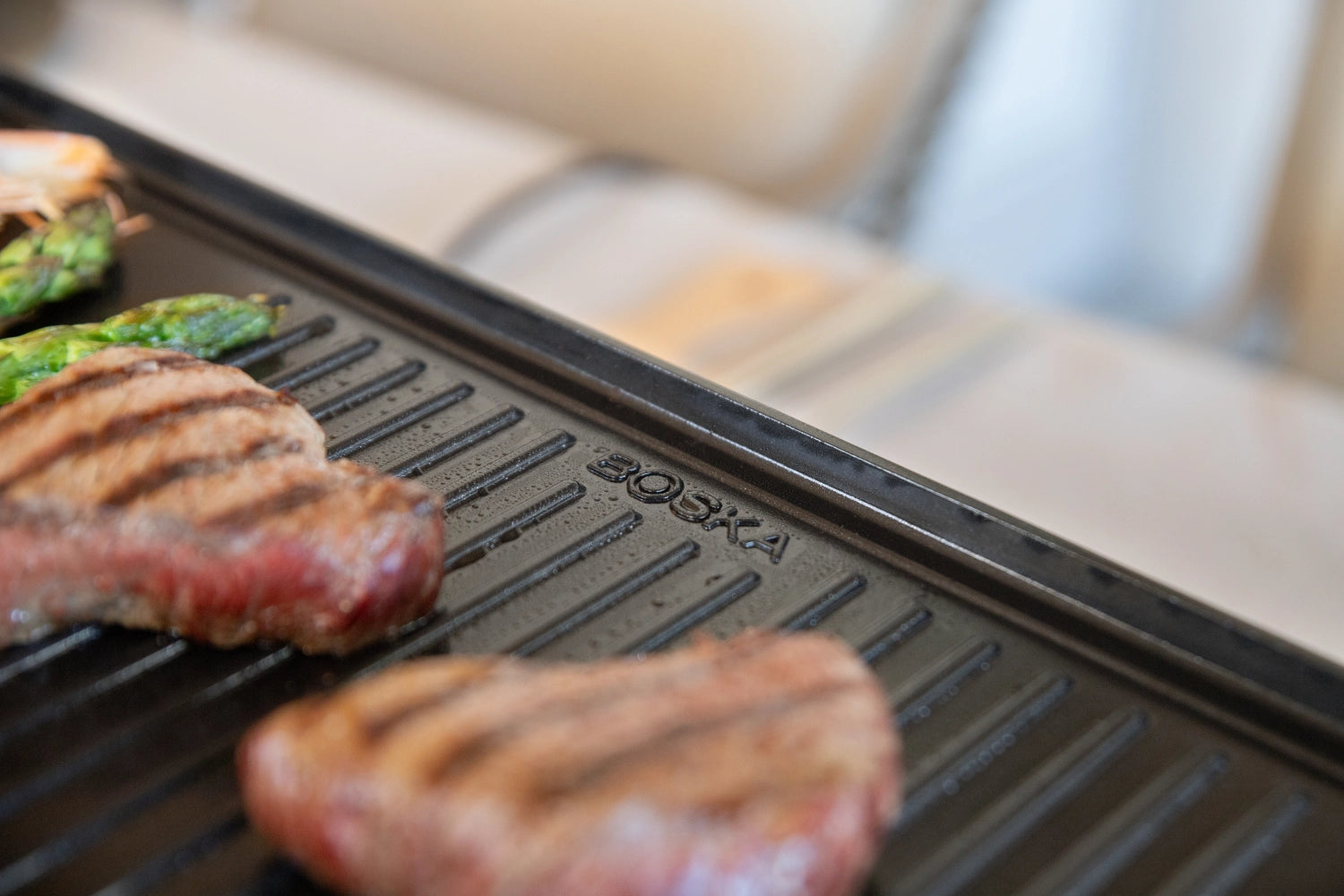 Party Raclette für 8 Personen 53.4x26cm H14.5cm Buche in Schwarz präsentiert im Onlineshop von KAQTU Design AG. Küchenhelfer ist von Boska