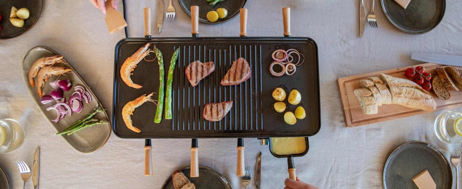 Party Raclette für 8 Personen 53.4x26cm H14.5cm Buche in Schwarz präsentiert im Onlineshop von KAQTU Design AG. Küchenhelfer ist von Boska