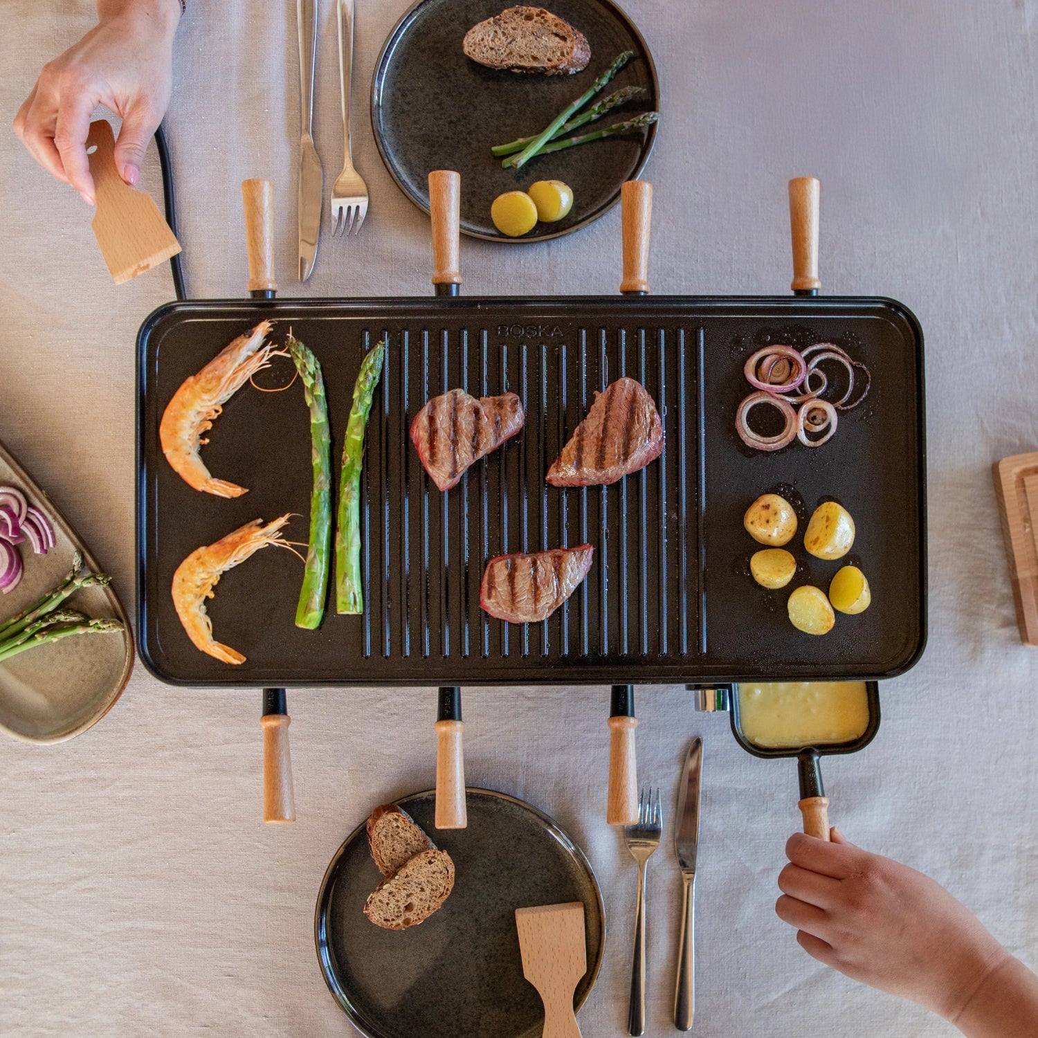 Party Raclette für 8 Personen 53.4x26cm H14.5cm Buche in Schwarz präsentiert im Onlineshop von KAQTU Design AG. Küchenhelfer ist von Boska