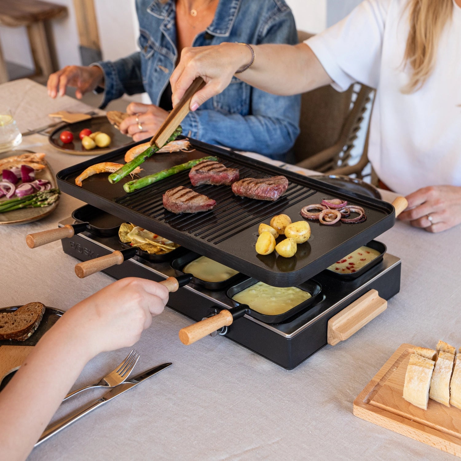 Party Raclette für 8 Personen 53.4x26cm H14.5cm Buche in Schwarz präsentiert im Onlineshop von KAQTU Design AG. Küchenhelfer ist von Boska