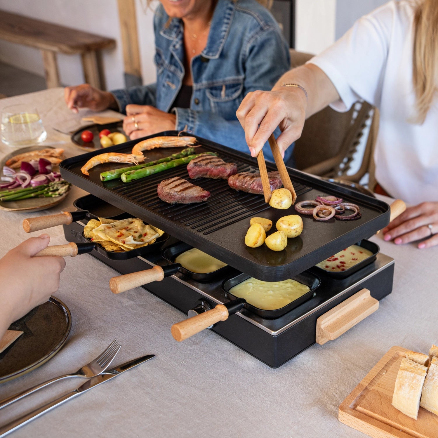 Party Raclette für 8 Personen 53.4x26cm H14.5cm Buche in Schwarz präsentiert im Onlineshop von KAQTU Design AG. Küchenhelfer ist von Boska