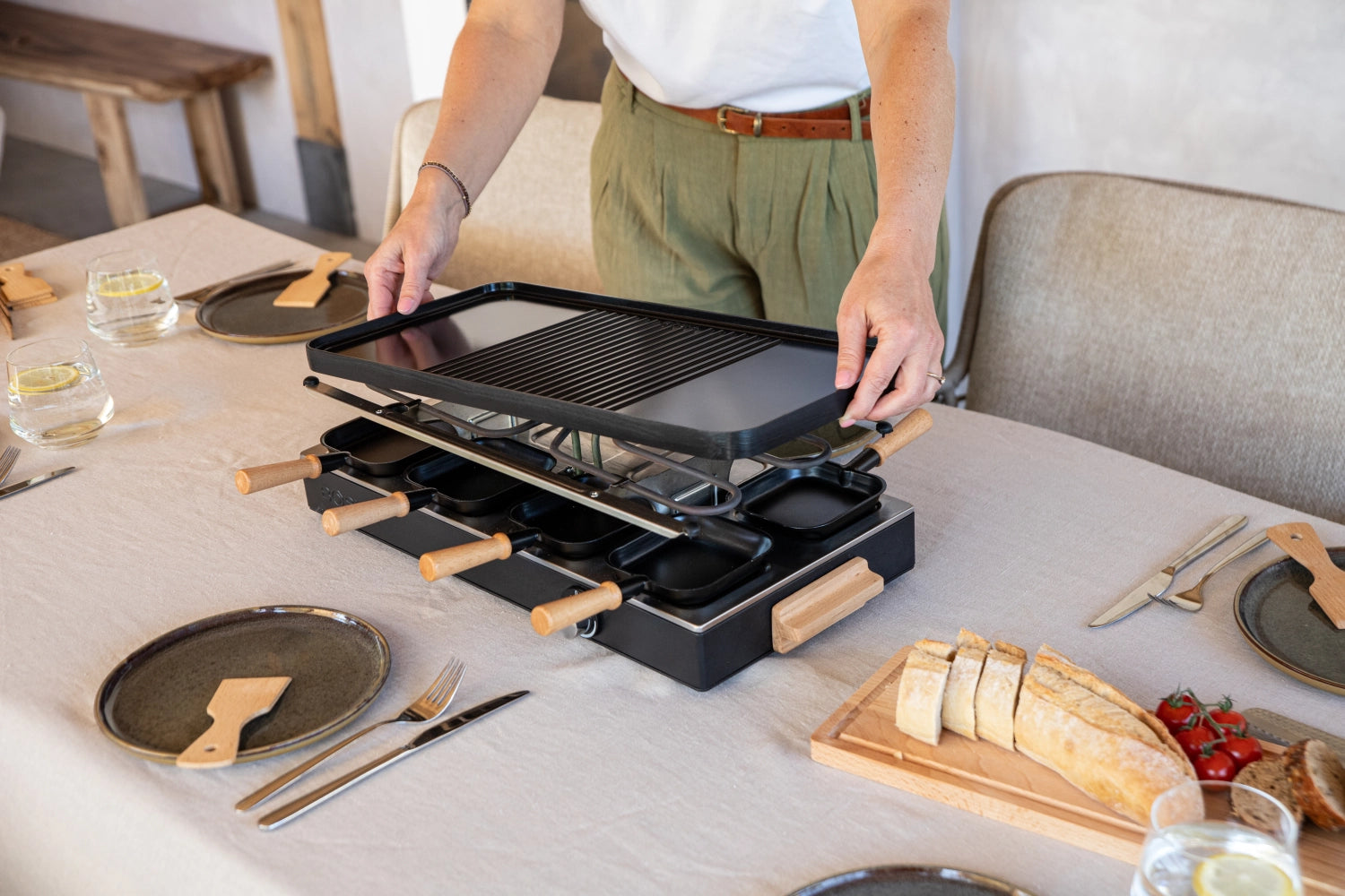 Party Raclette für 8 Personen 53.4x26cm H14.5cm Buche in Schwarz präsentiert im Onlineshop von KAQTU Design AG. Küchenhelfer ist von Boska