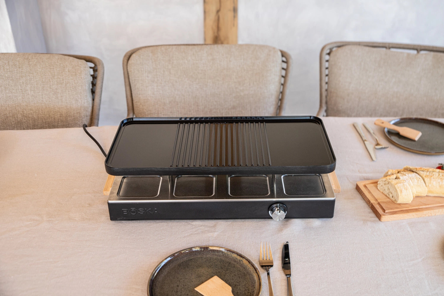 Party Raclette für 8 Personen 53.4x26cm H14.5cm Buche in Schwarz präsentiert im Onlineshop von KAQTU Design AG. Küchenhelfer ist von Boska