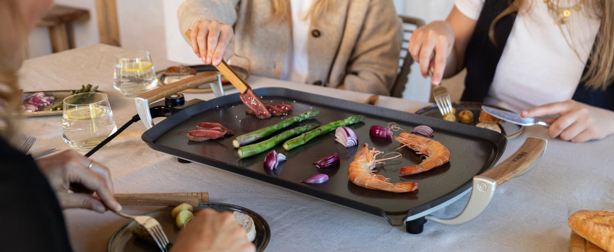 Pro Elektrische Grillplatte 68x35x10.3cm in Schwarz präsentiert im Onlineshop von KAQTU Design AG. Küchengerät ist von Boska