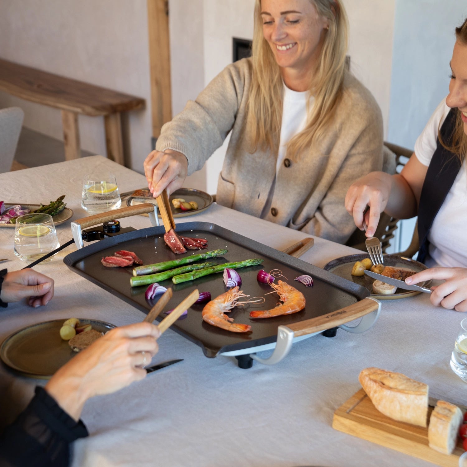 Pro Elektrische Grillplatte 68x35x10.3cm in Schwarz präsentiert im Onlineshop von KAQTU Design AG. Küchengerät ist von Boska