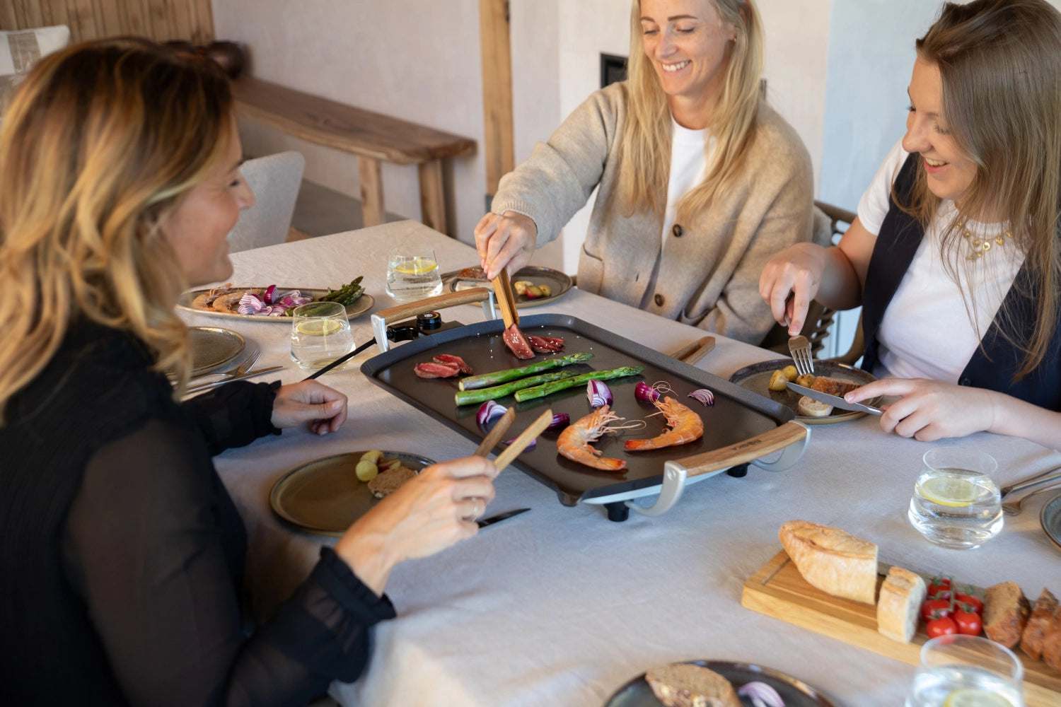 Pro Elektrische Grillplatte 68x35x10.3cm in Schwarz präsentiert im Onlineshop von KAQTU Design AG. Küchengerät ist von Boska