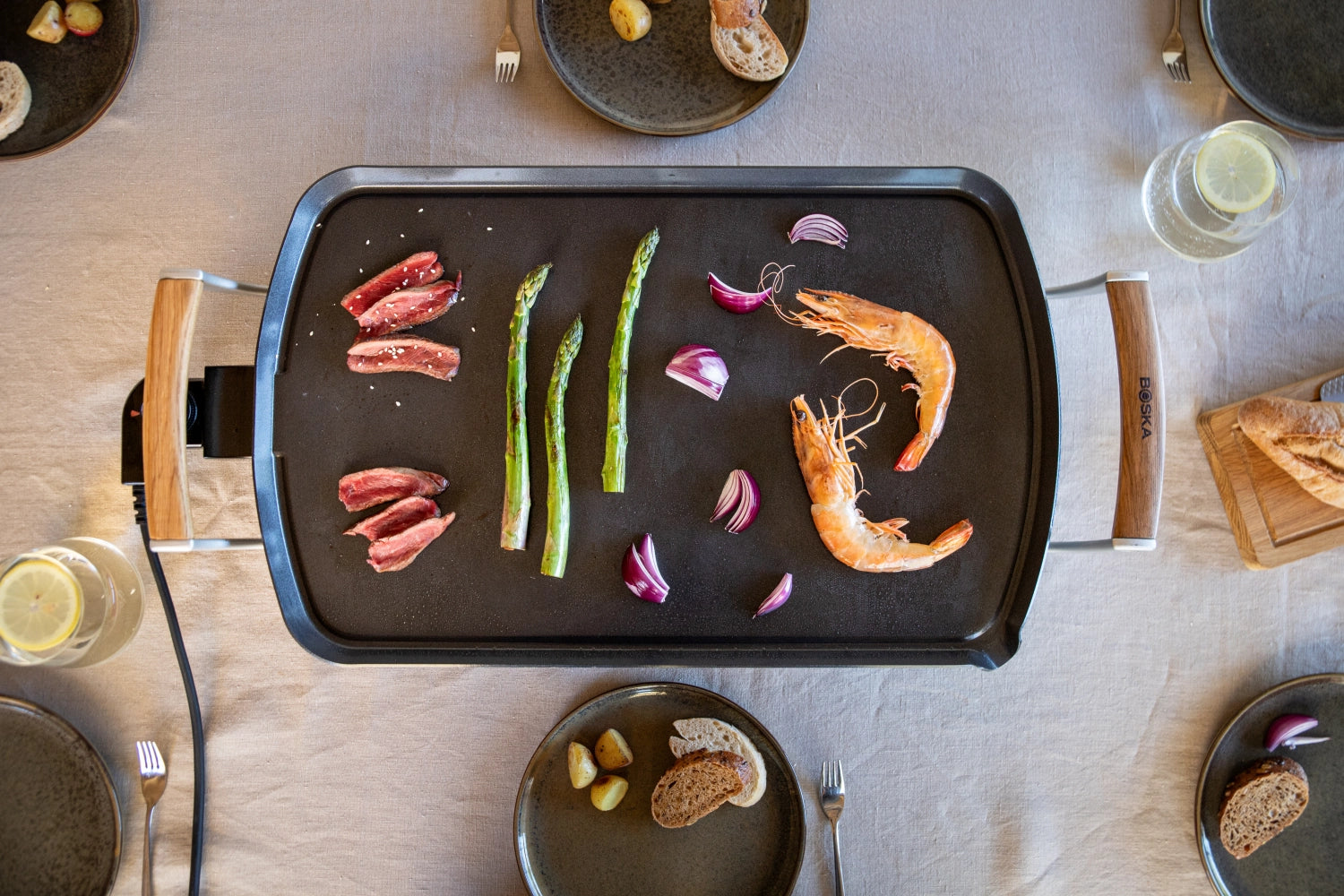 Pro Elektrische Grillplatte 68x35x10.3cm in Schwarz präsentiert im Onlineshop von KAQTU Design AG. Küchengerät ist von Boska