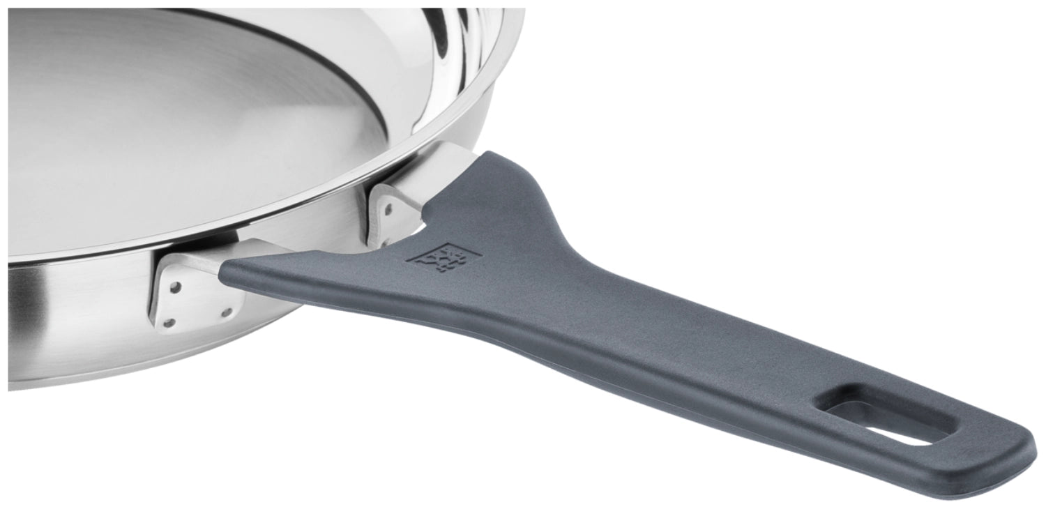 Simplify Bratpfanne unbeschichtet 28cm Steinoptik Grau in Silber präsentiert im Onlineshop von KAQTU Design AG. Bratpfanne ist von Zwilling