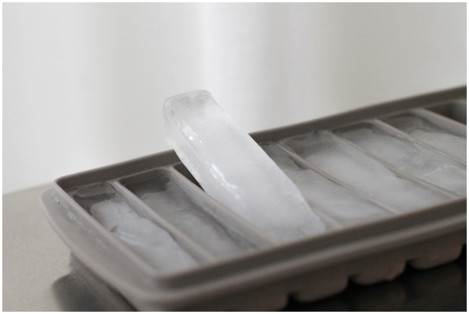 Eiswürfelbehälter Driftwood in Beige präsentiert im Onlineshop von KAQTU Design AG. Eiswürfelform ist von AYA&IDA