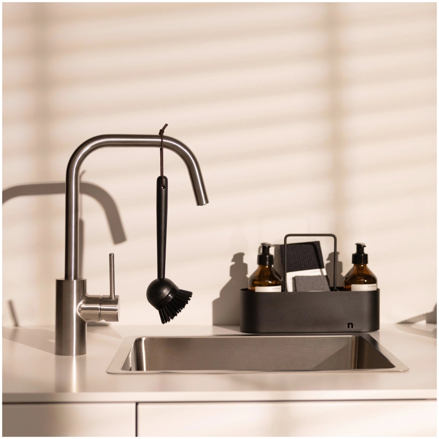 8er Set Spülbecken Organizer Deep Black in Schwarz präsentiert im Onlineshop von KAQTU Design AG. Küchenhelfer ist von Nordesign