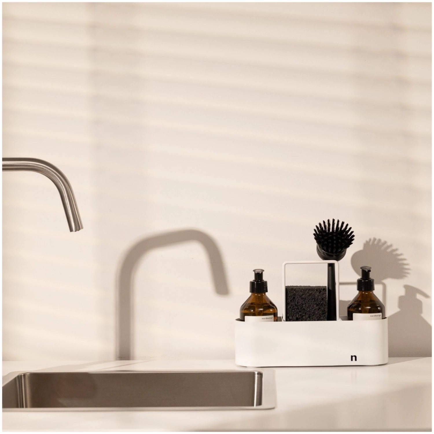 8er Set Spülbecken Organizer White in Schwarz präsentiert im Onlineshop von KAQTU Design AG. Küchenhelfer ist von Nordesign