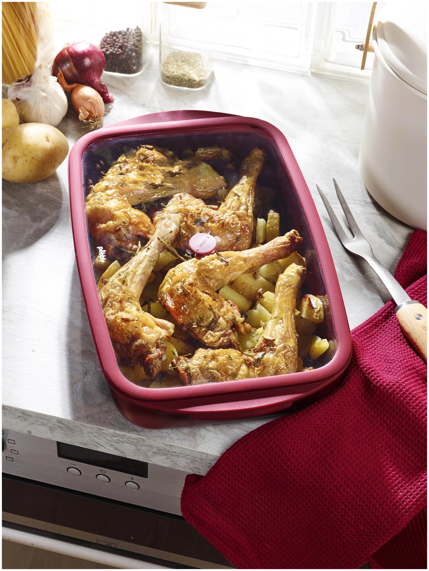 Auflaufform mit Frischhaltedeckel 0.8l 14.6x23.5cm cherry in Rot präsentiert im Onlineshop von KAQTU Design AG. Aufbewahrungsbeutel ist von Pebbly